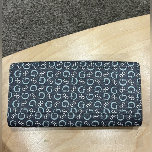 GUESS Wallet - Picture 2 of 5